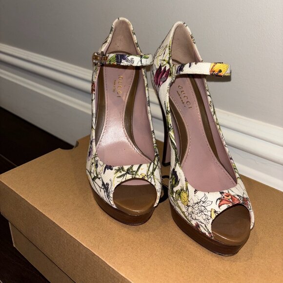 Used Gucci Flora Print Canvas Pump - Picture 2 of 8